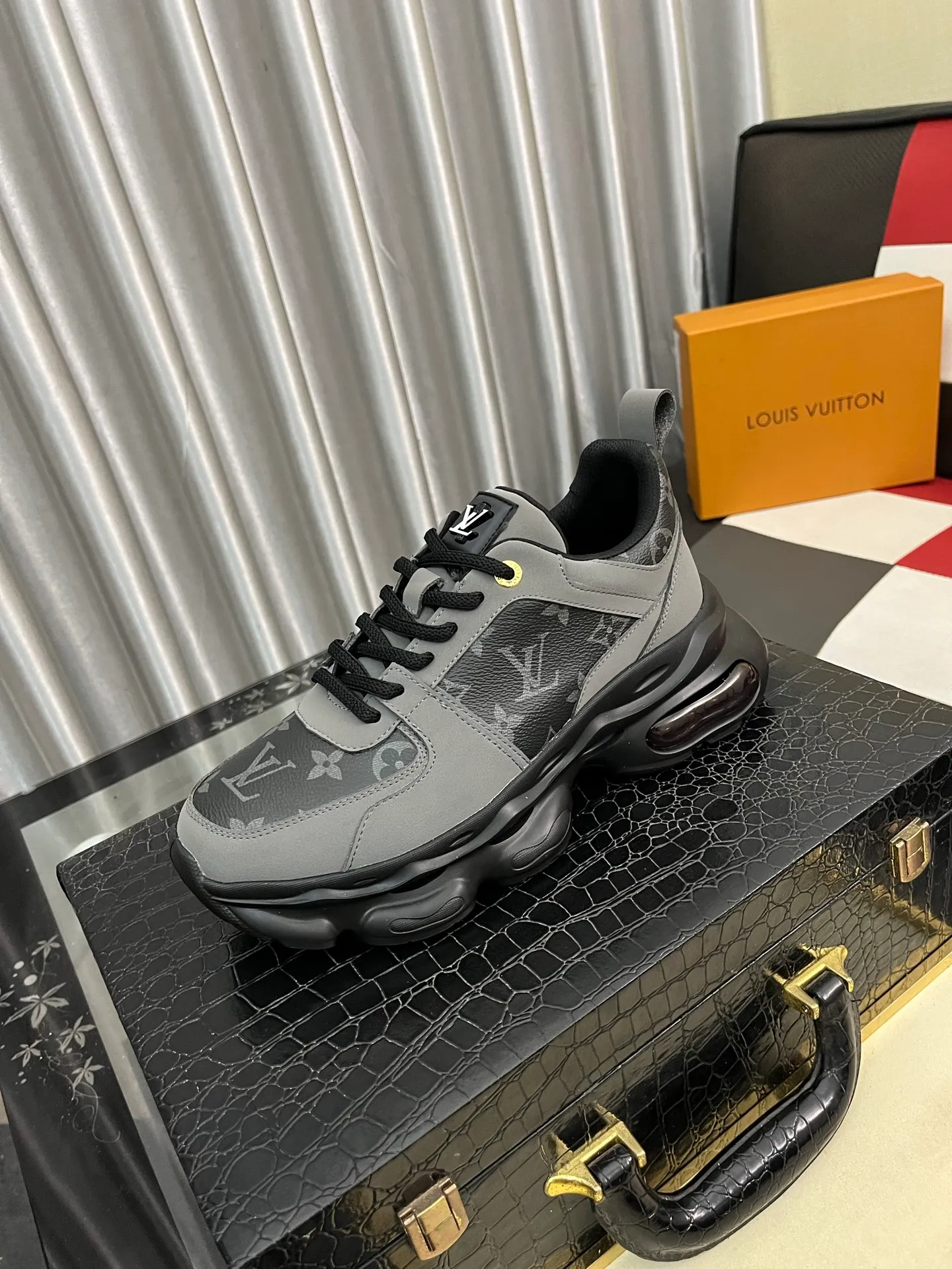 Men's shoes 💰458⌚️⌚️LV Louis Vuitton. The latest trendy casual shoes are popular in physical stores in sizes 38-44. New spring and summer comfortable imported custom original cowhide, unique jacquard fabric element design. Paired with sheepskin lining, Lv original bottom, [taiyang][taiyang] high-end packaging and high quality💪Details determine the quality, you can enter and leave the counter at will, welcome to compare🇮🇹
